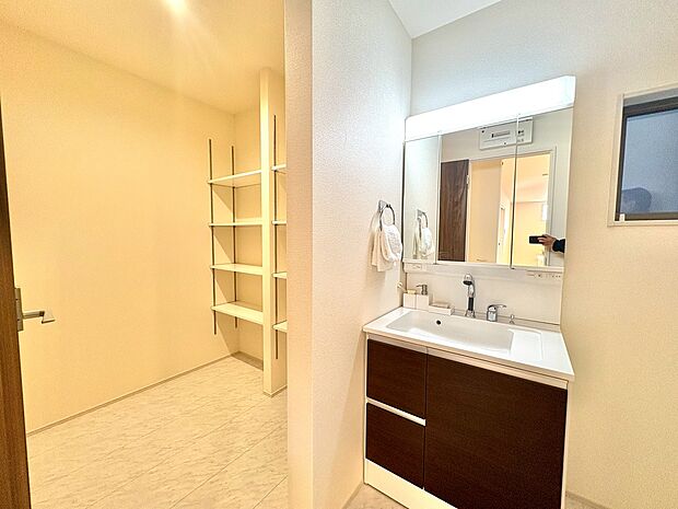 キッチンそばに洗面所、浴室を集めた無駄のないコンパクトな家事動線。