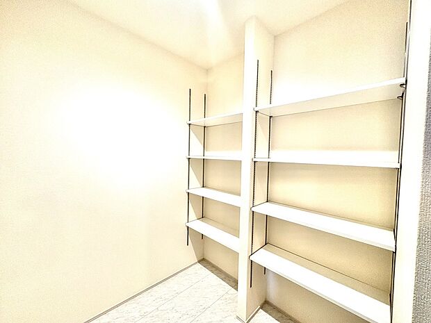 可動棚付きのランドリースペースです。タオルや洗剤のストックもスッキリと収まります。