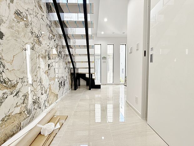 広々とした玄関ホール。堂々たる趣ながら、主張し過ぎずどこか余裕を感じさせる。