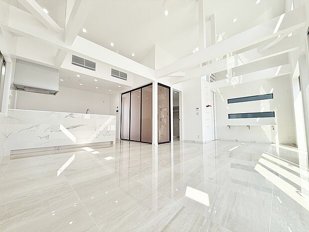 LDK23.1帖。南東向きのバルコニーに面した2階リビング設計。