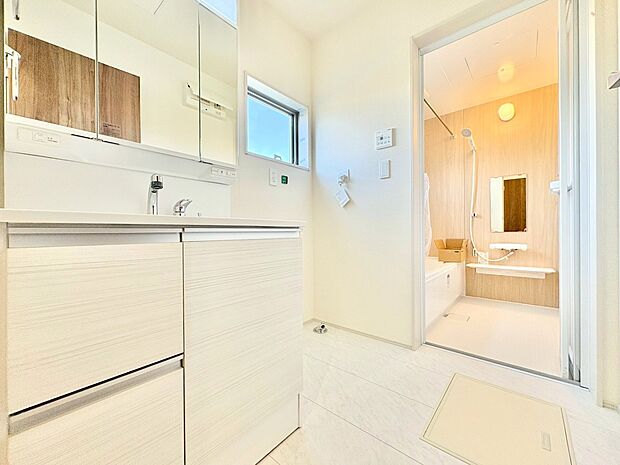 毎日使う場所だからこそ、明るく清潔感溢れる脱衣所に仕上げました。