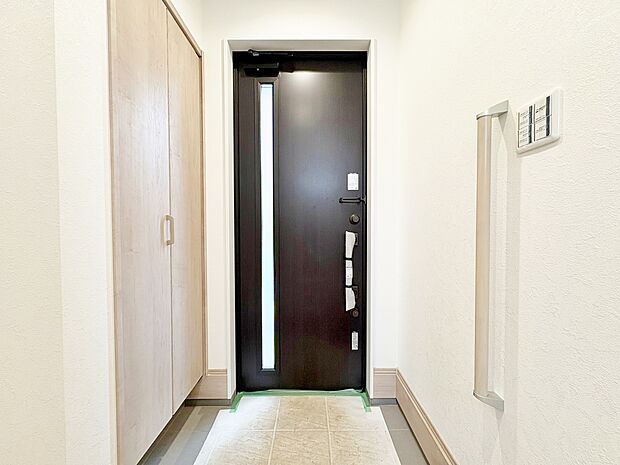 「行ってきます」と「ただいま」は、この玄関から始まります。