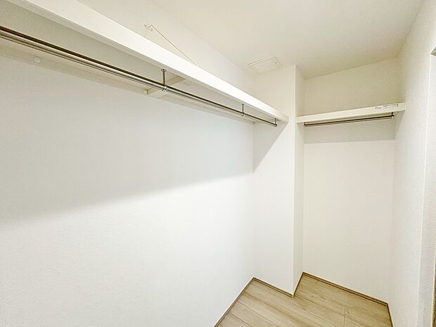 大きな荷物や寝具などもらくらく収納できる便利なスペースです。