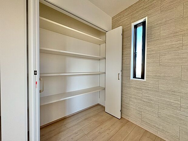 リビングに設けた収納は、共有して使える便利なスペース。