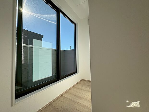 3階ホールからバルコニーに出入りできます。