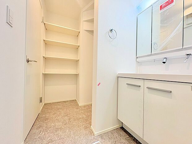 玄関そばに設置した洗面・脱衣室は、帰宅後すぐに手洗いができます。