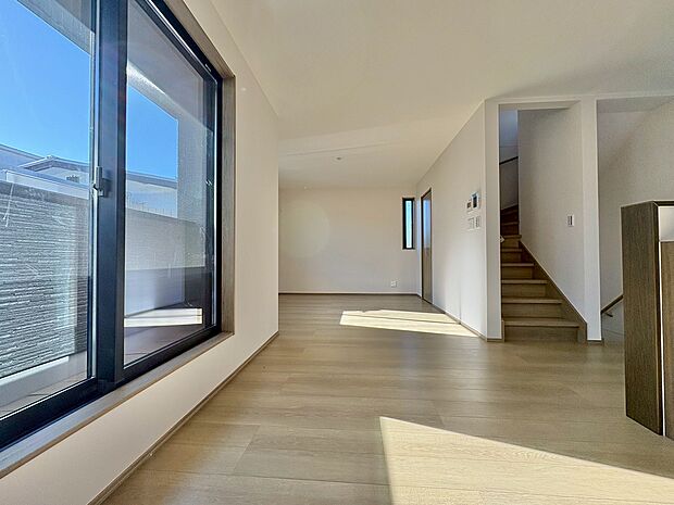 採光に富んだ設計で、家族が集まる明るいリビング空間。