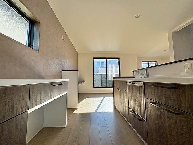 食器類や調理家電の収納に便利なカップボード付き。