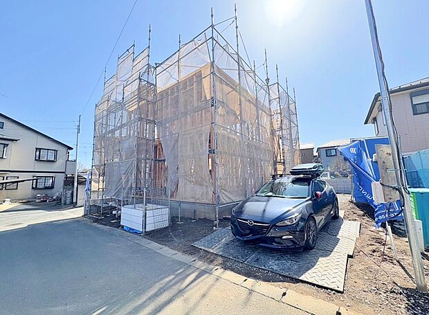 バルコニーに面した主寝室は8帖。日照に恵まれたお部屋。(令和8年3月 撮影)