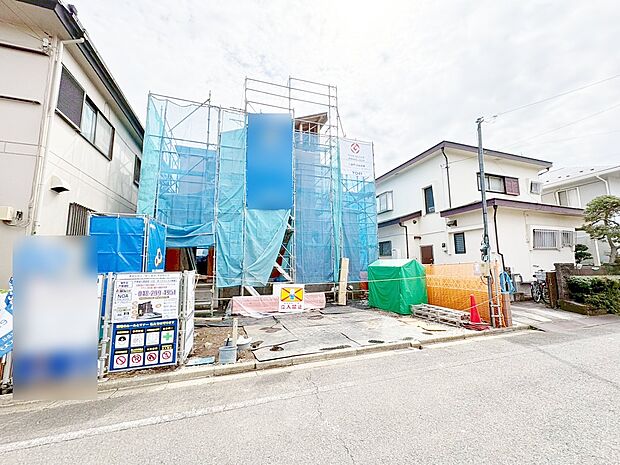 玄関上部を吹き抜けにすることでゆとりと開放感を演出します。(令和8年3月 撮影)