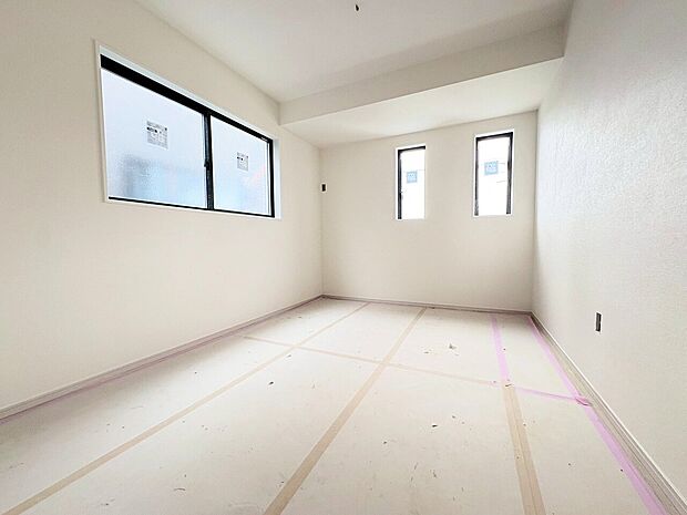 日照に恵まれたお部屋。豊かな陽光がこの場所を照らしだします。(令和8年6月 撮影)