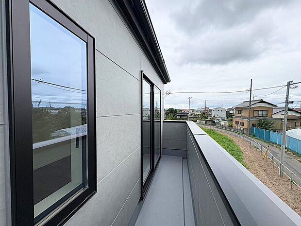 バルコニーからの明るい陽光がお部屋に差し込みます。