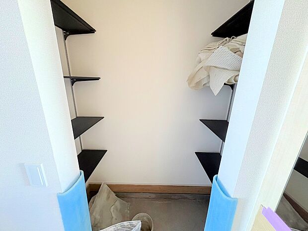 靴やアウトドア用品を整理整頓でき、すっきりとした玄関を保ちやすくなります。(令和8年2月 撮影)