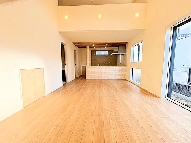 自然光が降り注ぐ明るくナチュラルな内装のリビングに仕上げました。