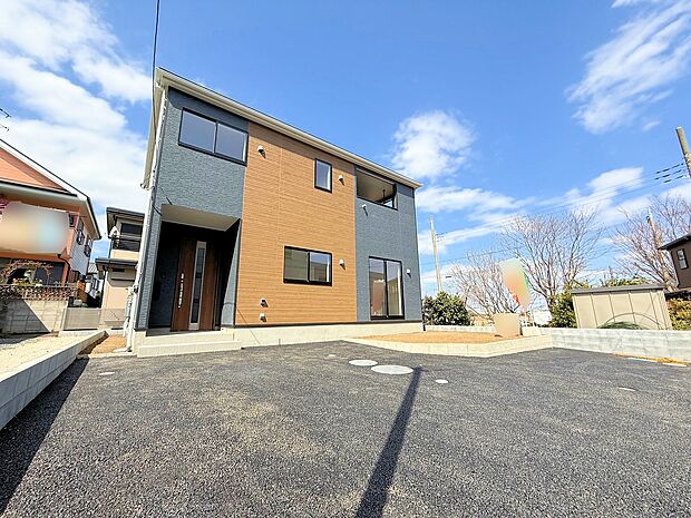 七里駅徒歩20分の立地。閑静な住宅街に佇みます。