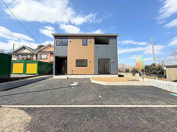 ゆとりの敷地48.5坪。印象的な家の顔が訪れる人を惹きつける外観です。