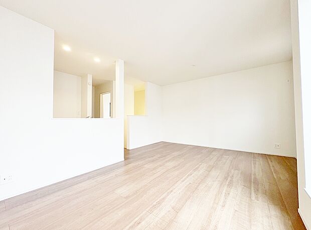 2階に設けたLDKは空間を明るく照らすことのできるバルコニーに面した造りです。