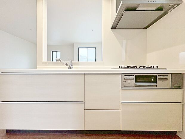 人気の対面式キッチンで一体感のあるLDK。