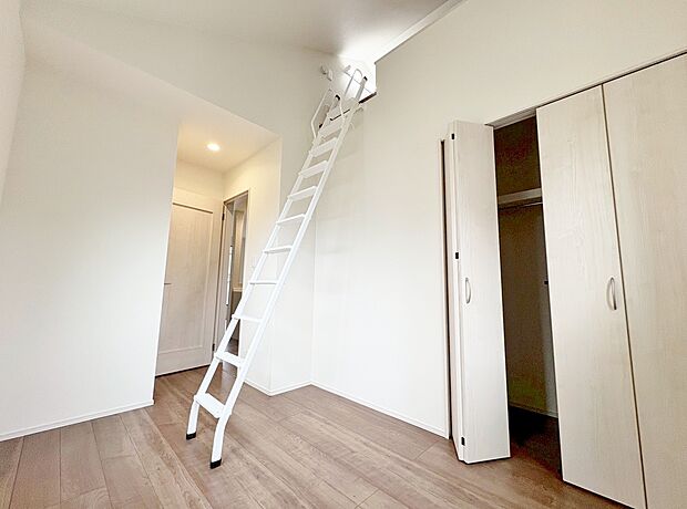 固定階段を上ると、屋根裏の有効スペースが現れます。