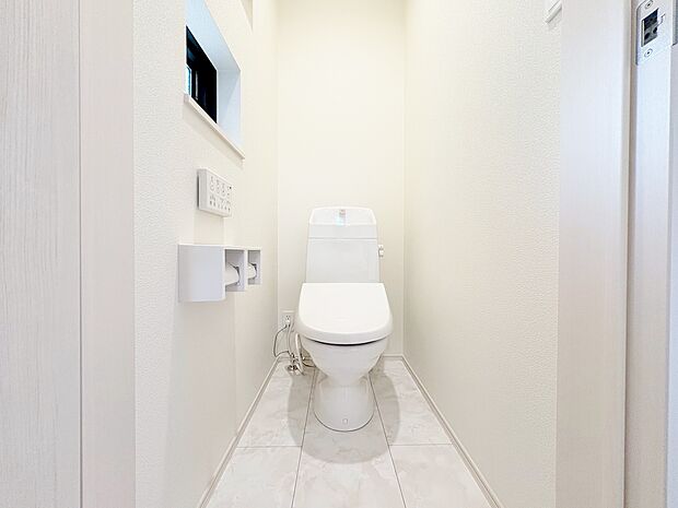 トイレは2ヶ所にあり、朝の慌しい時間も安心です。