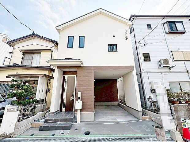 新井宿駅徒歩8分、小学校まで徒歩12分の立地。気品と落着きを醸成する佇まい。