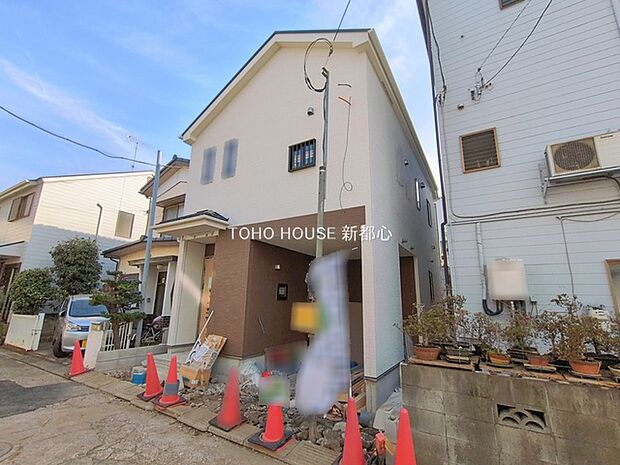 周辺環境とのコラボレーションにより明るい空間を演出。