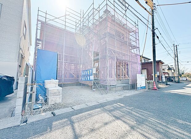 バルコニーからの明るい陽光がお部屋に差し込みます。(令和8年2月 撮影)