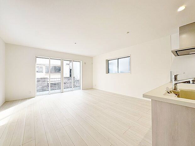 室内には豊かな陽光が注ぎ込み、爽やかな住空間を演出。