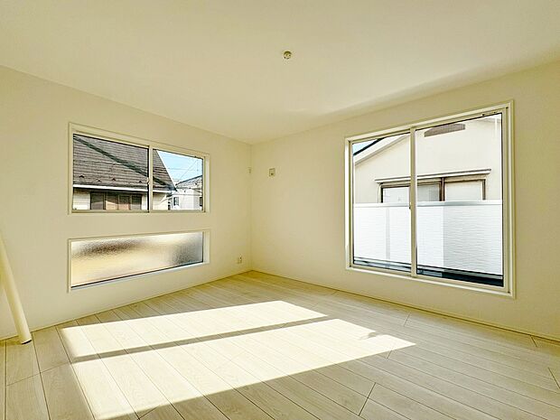 南向きのバルコニーに面した8.3帖の主寝室です。WIC付きで空間を有効に使えます。