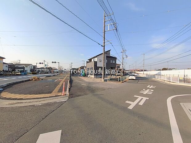 いつまでも輝き続けて、いつしか街の風景に溶け込んでいきます。