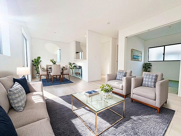 ひとつながりの空間になる、LDKと続き間和室のある間取り。※現況の物件写真にCGによる画像処理がされています。