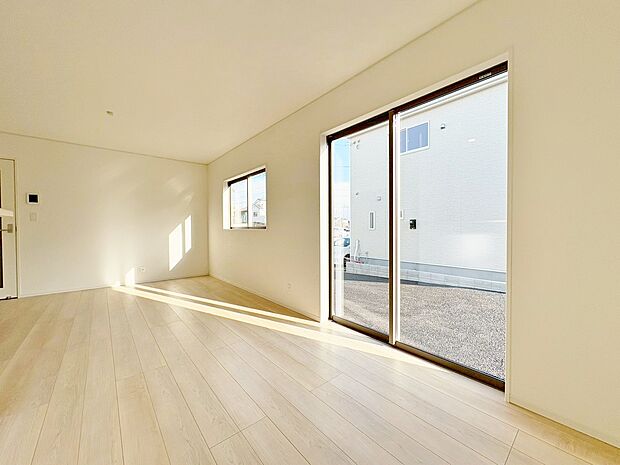 室内には豊かな陽光が注ぎ込み、爽やかな住空間を演出。