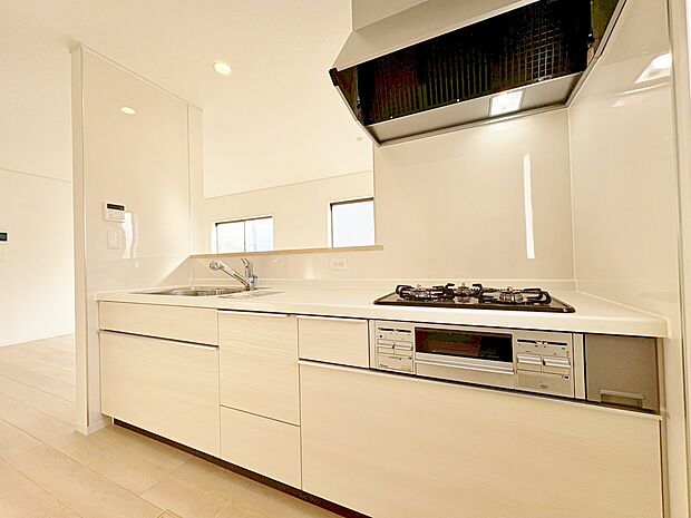 落ち着きのあるカラーで統一された清潔感と気品あふれるキッチン。