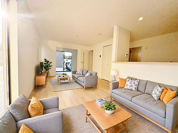 LDK広々17帖。開放的なリビングでのびのびとした暮らしの実現へ。※現況の物件写真にCGによる画像処理がされています。