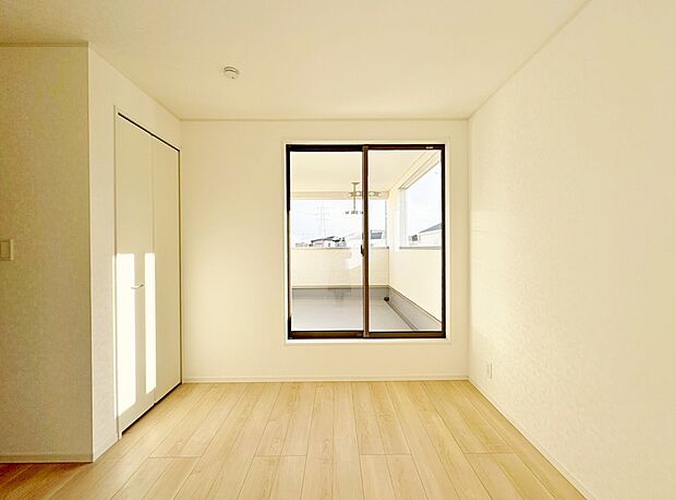 バルコニーからの明るい陽光がお部屋に差し込みます。