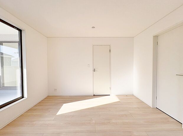 8帖の主寝室です。日照に恵まれたお部屋。