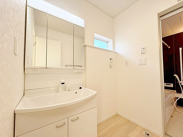 大きく見やすい三面鏡で清潔感ある洗面台。