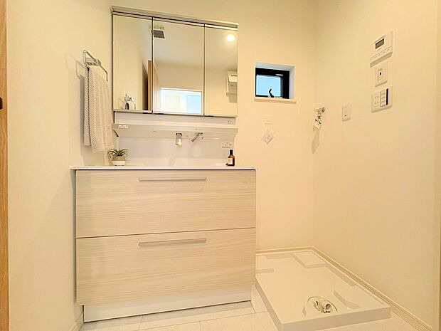 散らかりがちな小物をすっきりと収納できる洗面台。