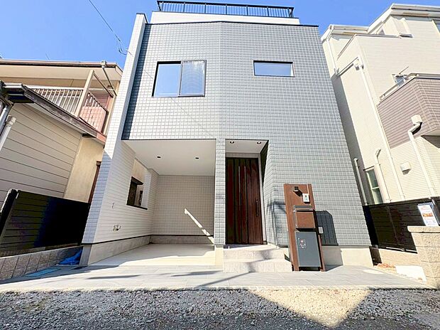 北浦和駅徒歩16分、美しい外壁が高級感を演出するモダンなお住まい。