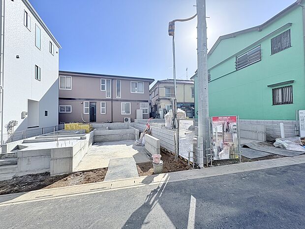 吹抜から豊かな光が差し込むリビング空間。たっぷり収納できるパントリー付き。(令和8年2月 撮影)