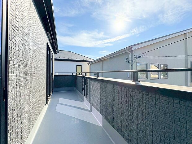 バルコニーから望む紺碧の空。