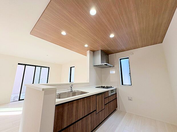 自然光が入る明るいキッチンは、作業スペースも広くとっています。