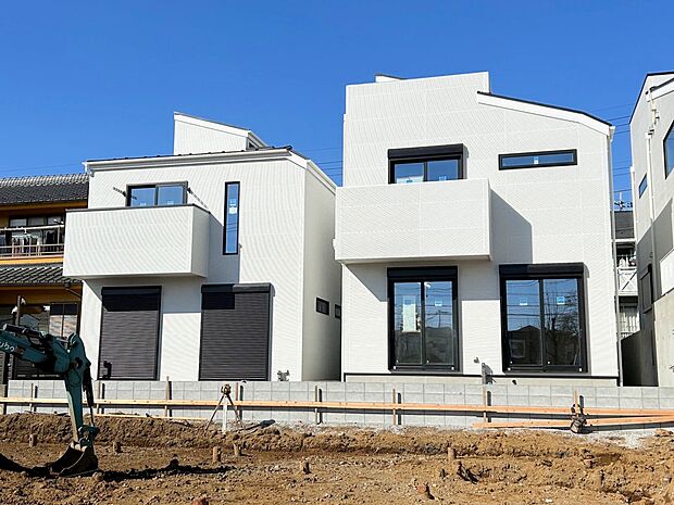 左が当物件。全居室二面採光、バルコニーを二面確保しています。(令和8年3月 撮影)