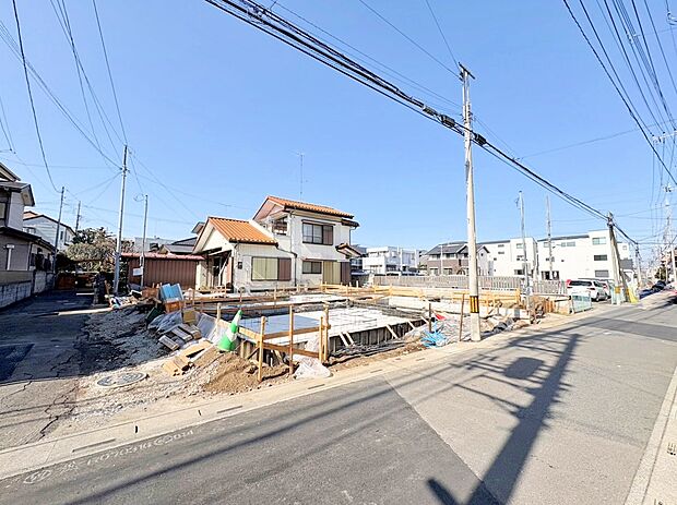 小学校まで300mでお子様の通学も安心です。(令和8年2月 撮影)