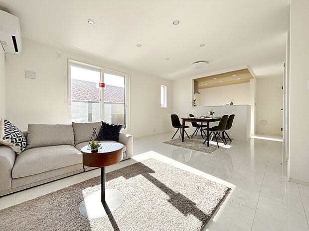 豊かな陽光導く開放的な『窓』。光の演出をご覧ください。