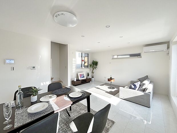 17.5帖の広々リビング。床暖房で寒い冬も快適です。