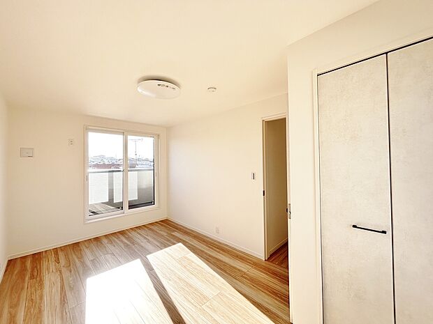 7帖の洋室。バルコニーからの明るい陽光がお部屋に差し込みます。