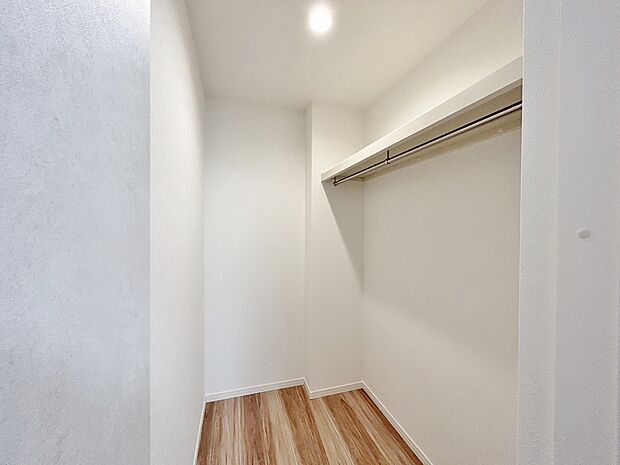 衣類を一箇所にまとめて収納できるので、洋服選びにも便利です。