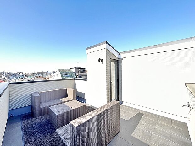 広々とした屋上テラス。プライベート性の高い空間です。