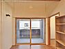 バルコニー：明るい陽光がお部屋に差し込みます。※現況の物件写真にCGで家具を消す加工を施しています。